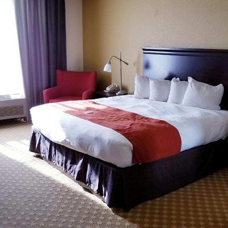 Quality Inn & Suites Alexandria Bagian luar foto