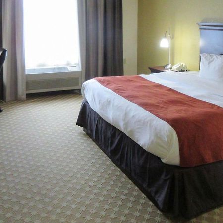 Quality Inn & Suites Alexandria Bagian luar foto