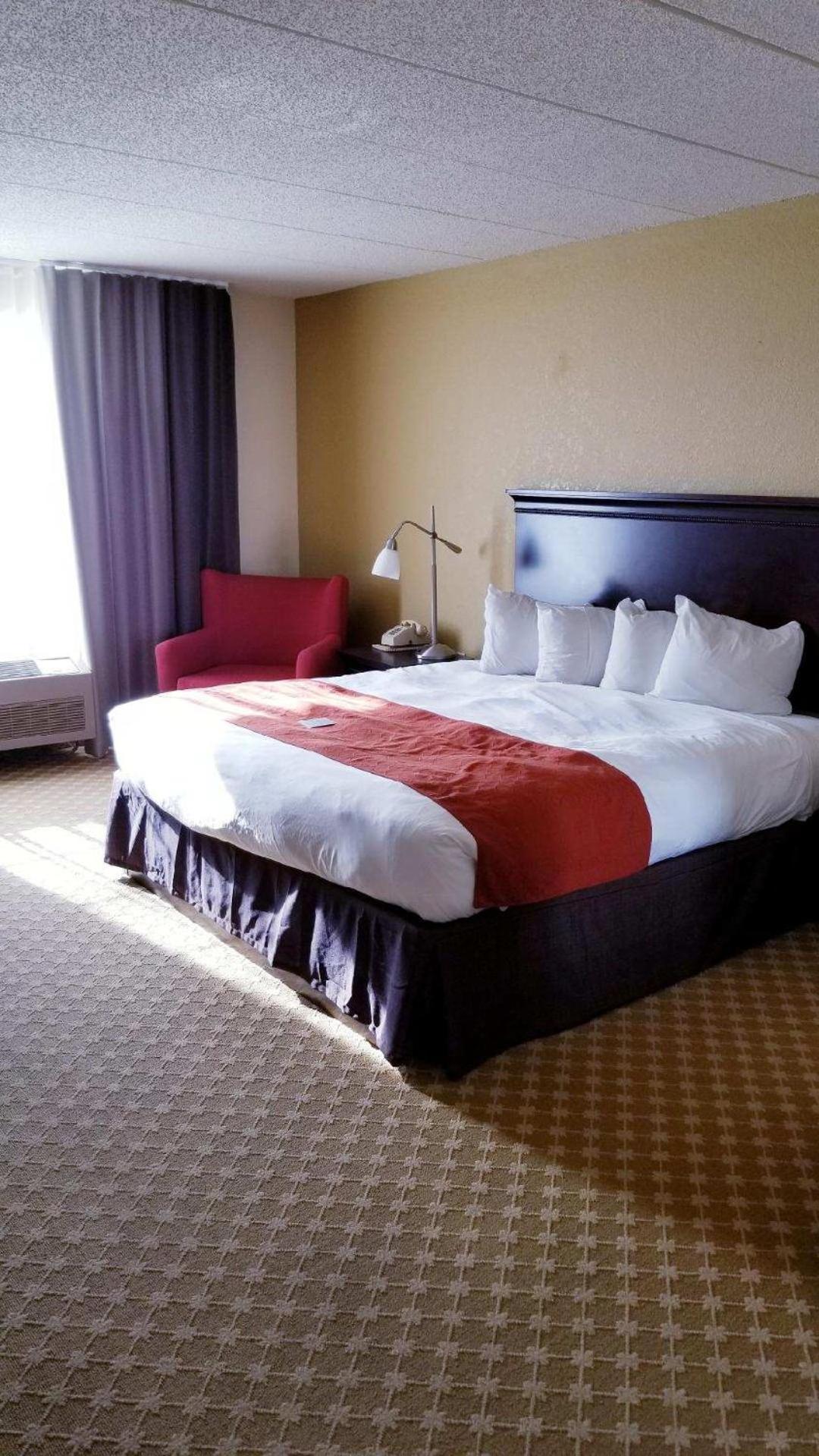Quality Inn & Suites Alexandria Bagian luar foto
