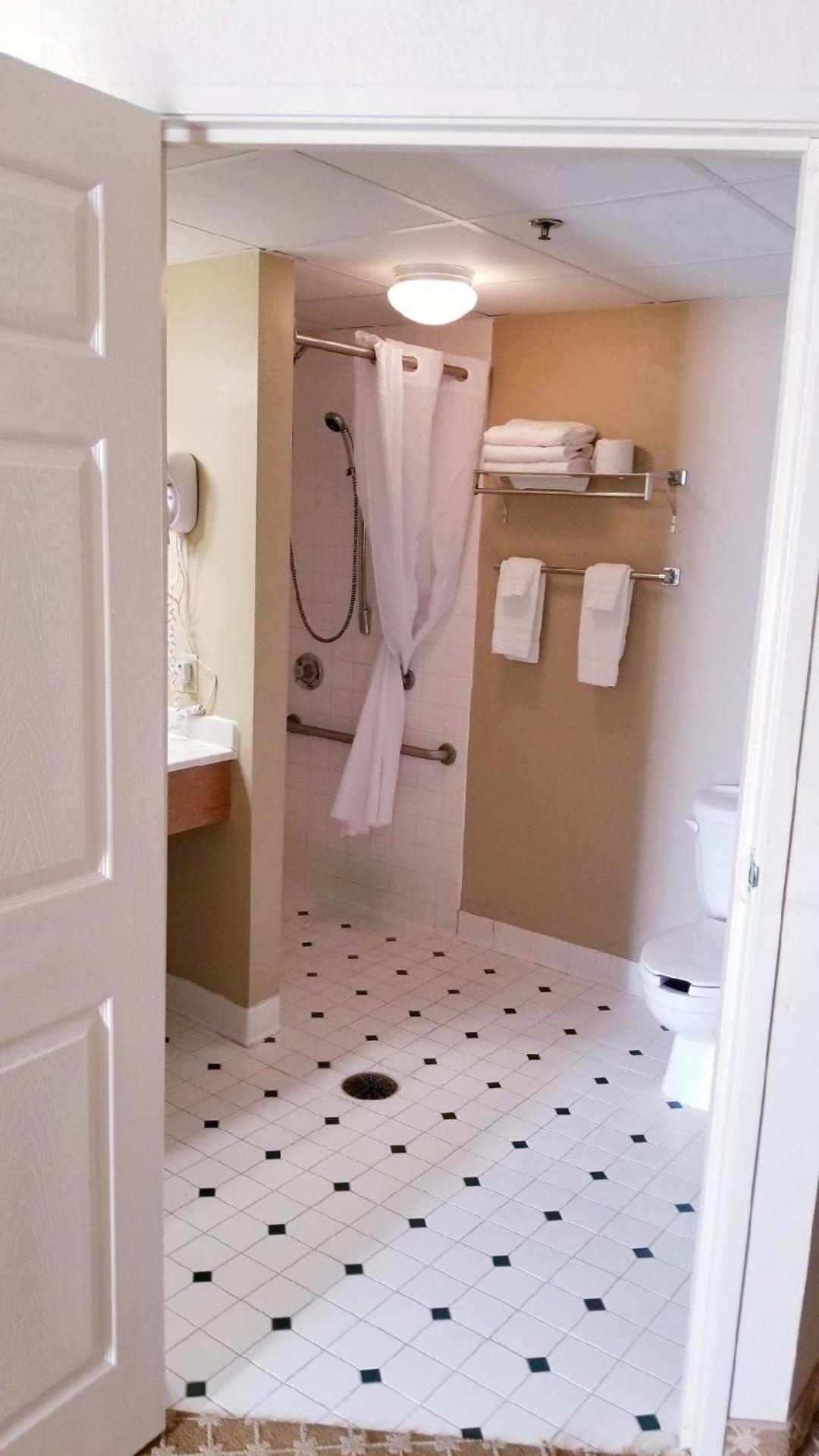 Quality Inn & Suites Alexandria Bagian luar foto