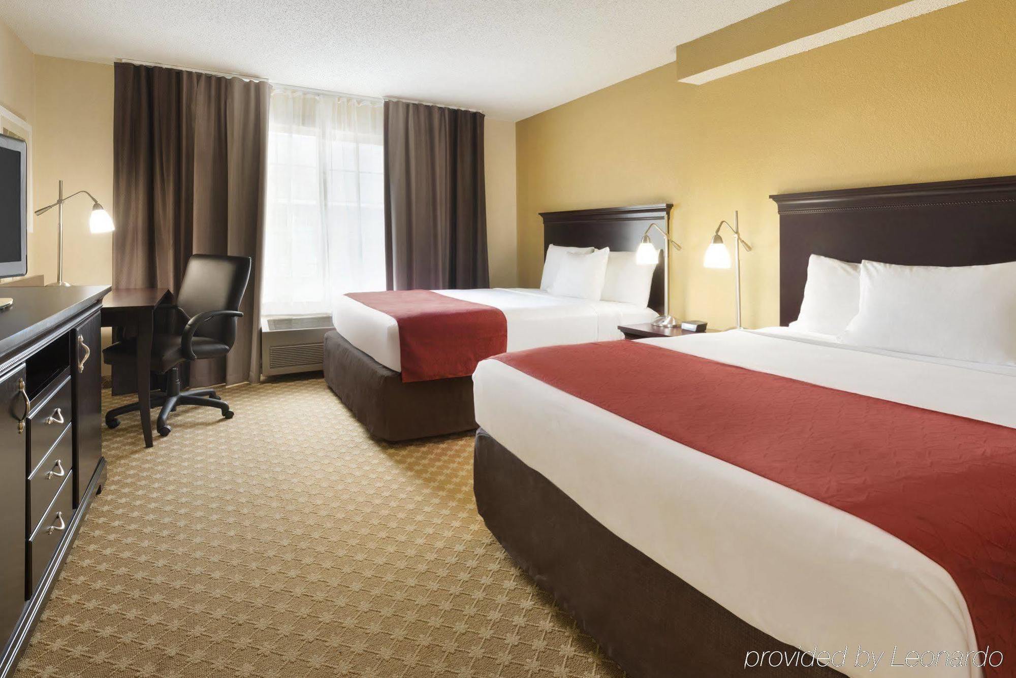 Quality Inn & Suites Alexandria Bagian luar foto