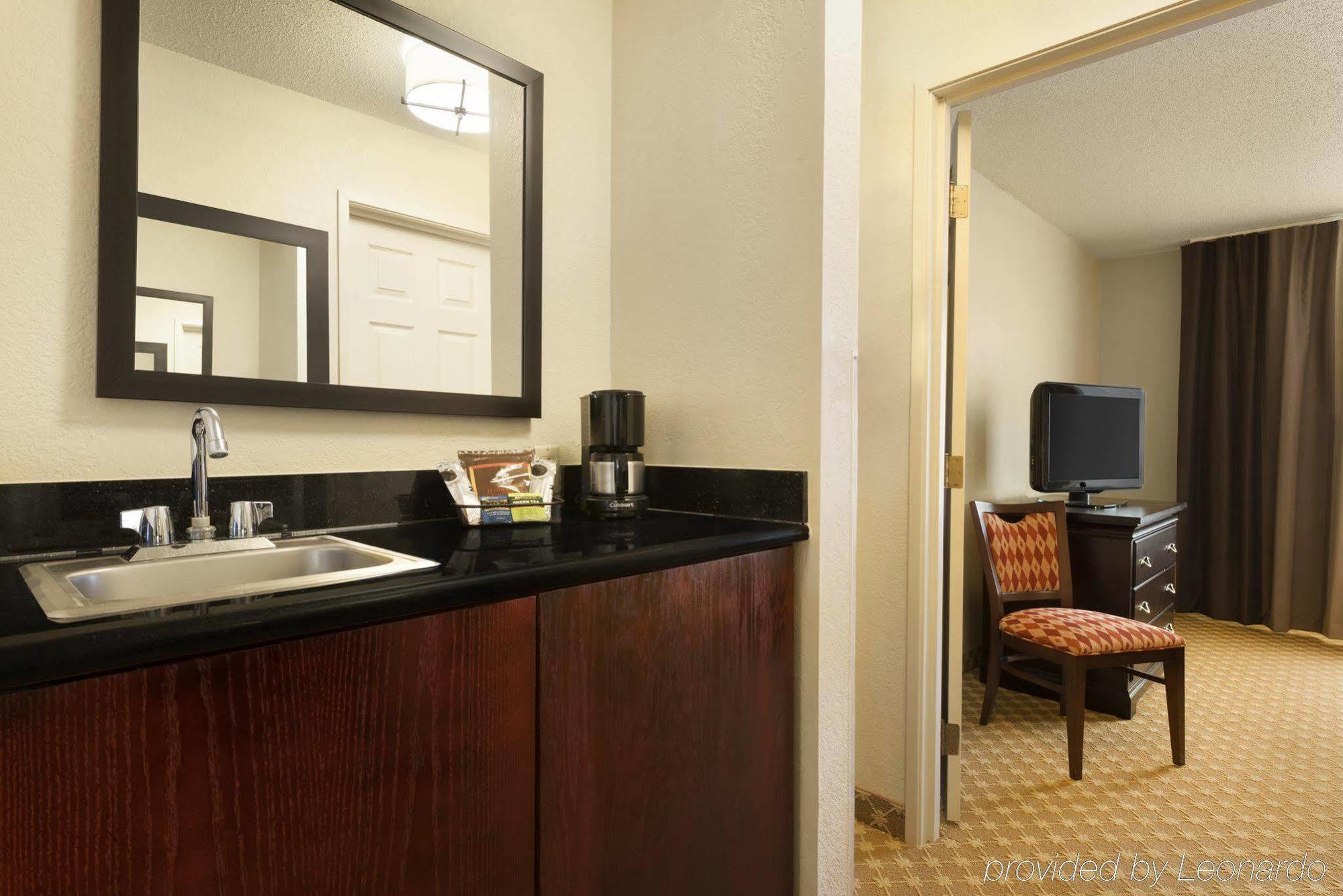 Quality Inn & Suites Alexandria Bagian luar foto