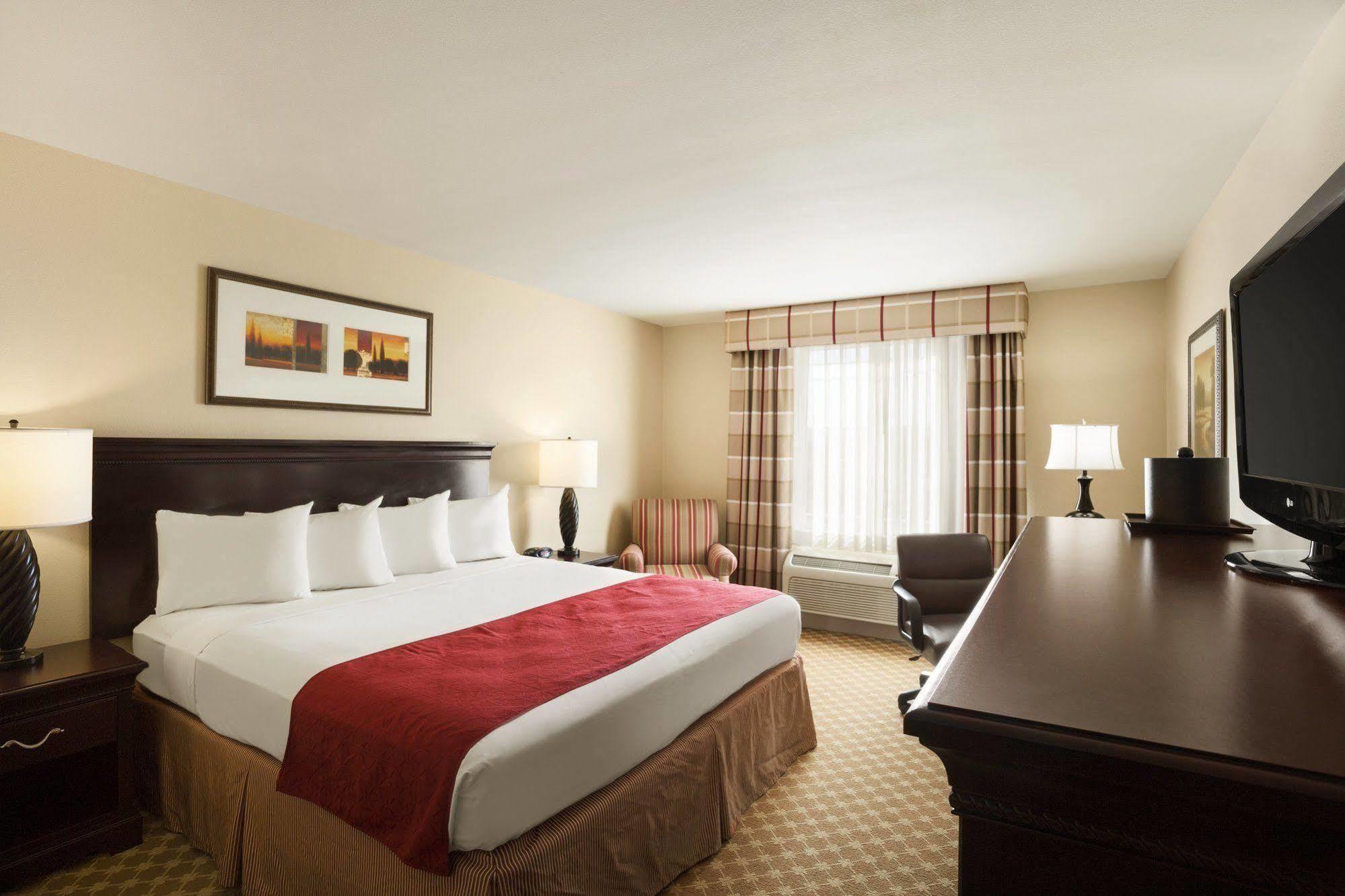 Quality Inn & Suites Alexandria Bagian luar foto