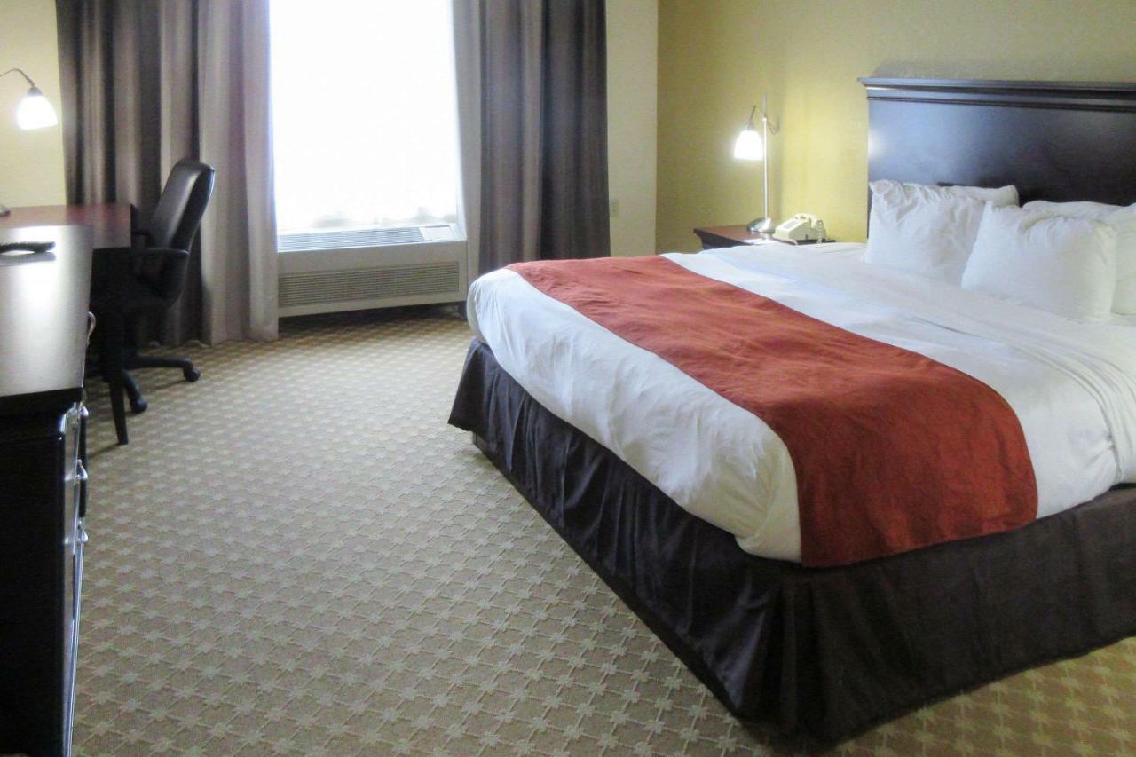 Quality Inn & Suites Alexandria Bagian luar foto