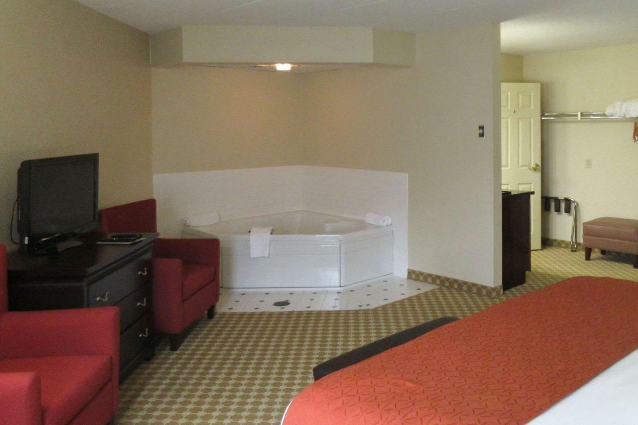 Quality Inn & Suites Alexandria Bagian luar foto