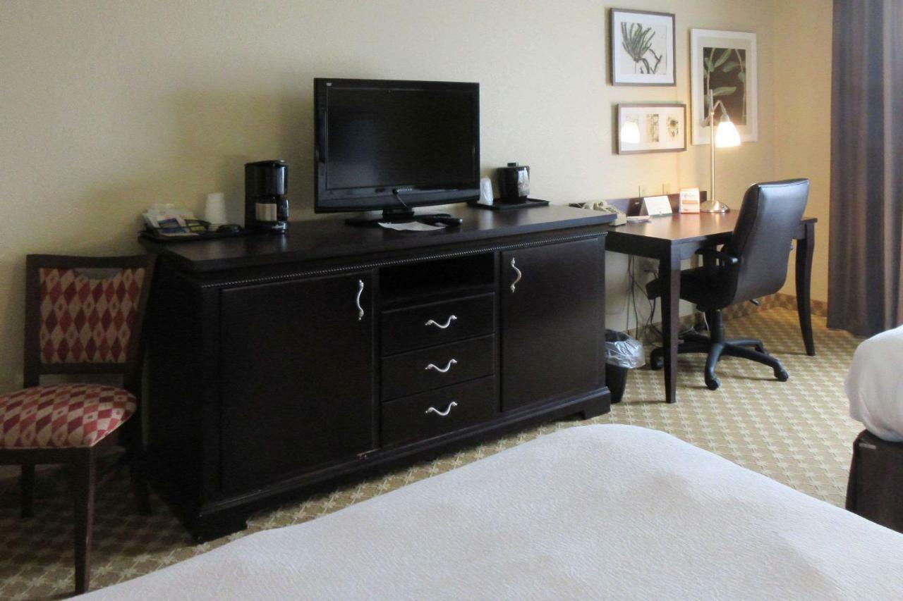 Quality Inn & Suites Alexandria Bagian luar foto