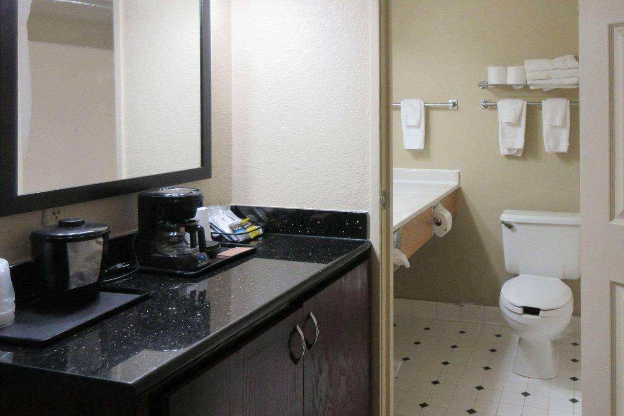 Quality Inn & Suites Alexandria Bagian luar foto