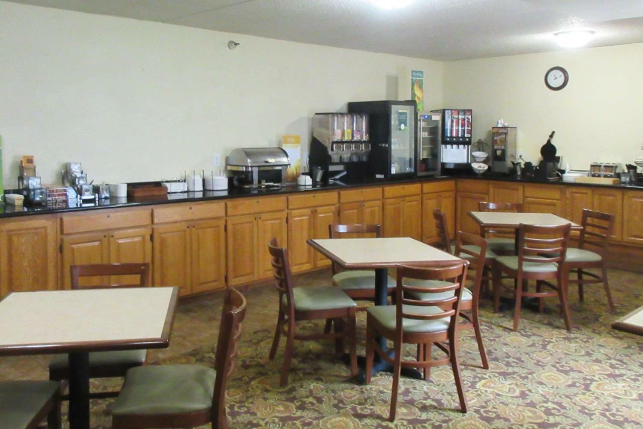 Quality Inn & Suites Alexandria Bagian luar foto
