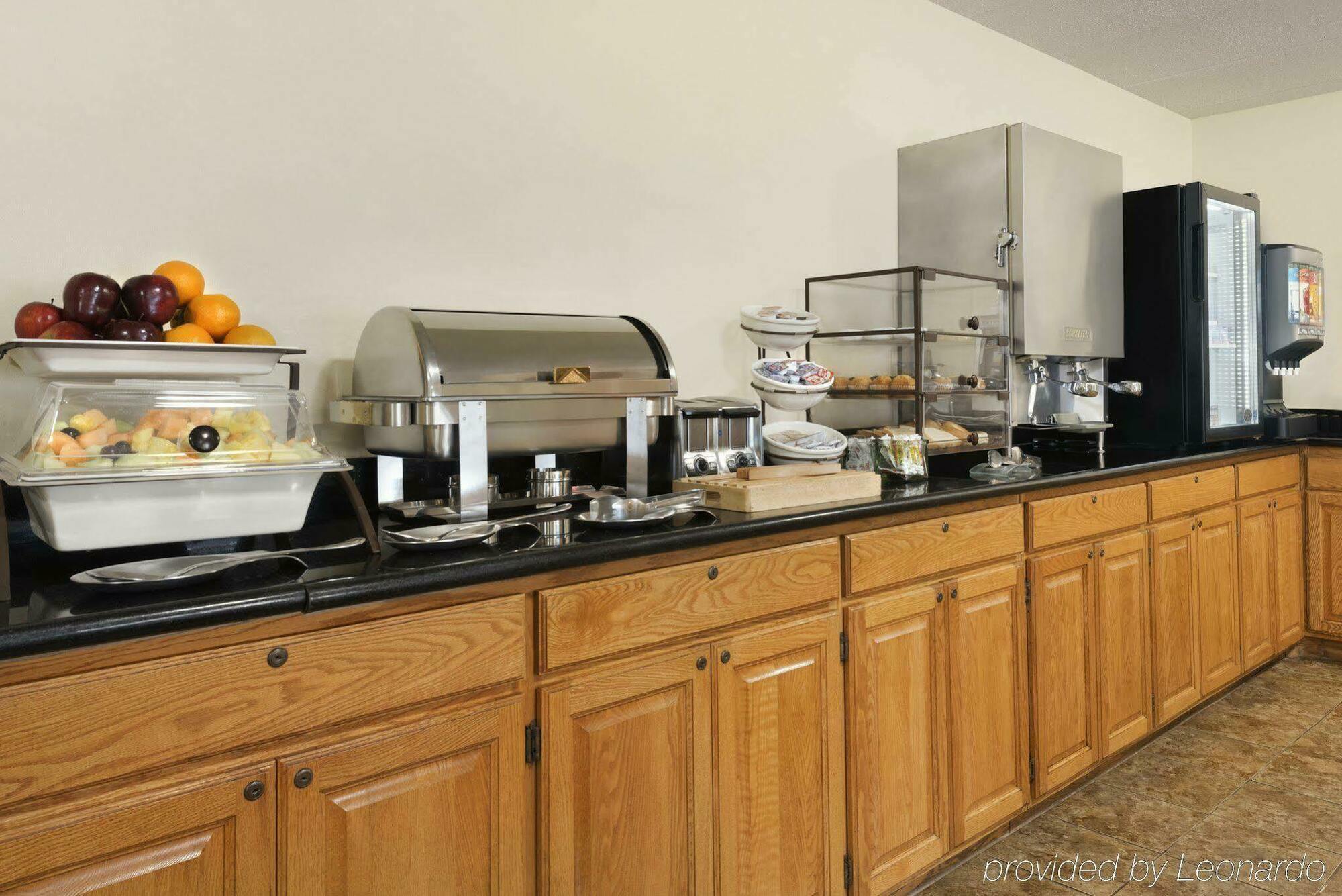 Quality Inn & Suites Alexandria Bagian luar foto