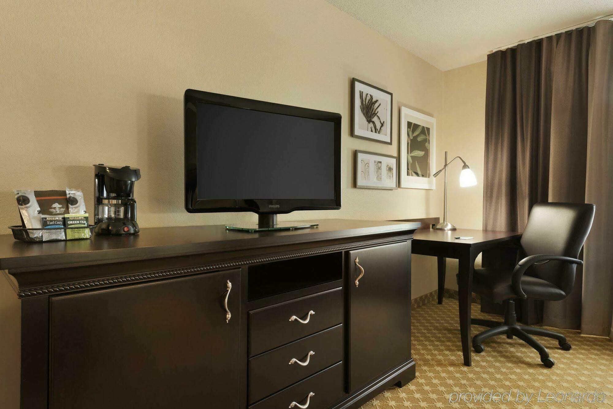 Quality Inn & Suites Alexandria Bagian luar foto