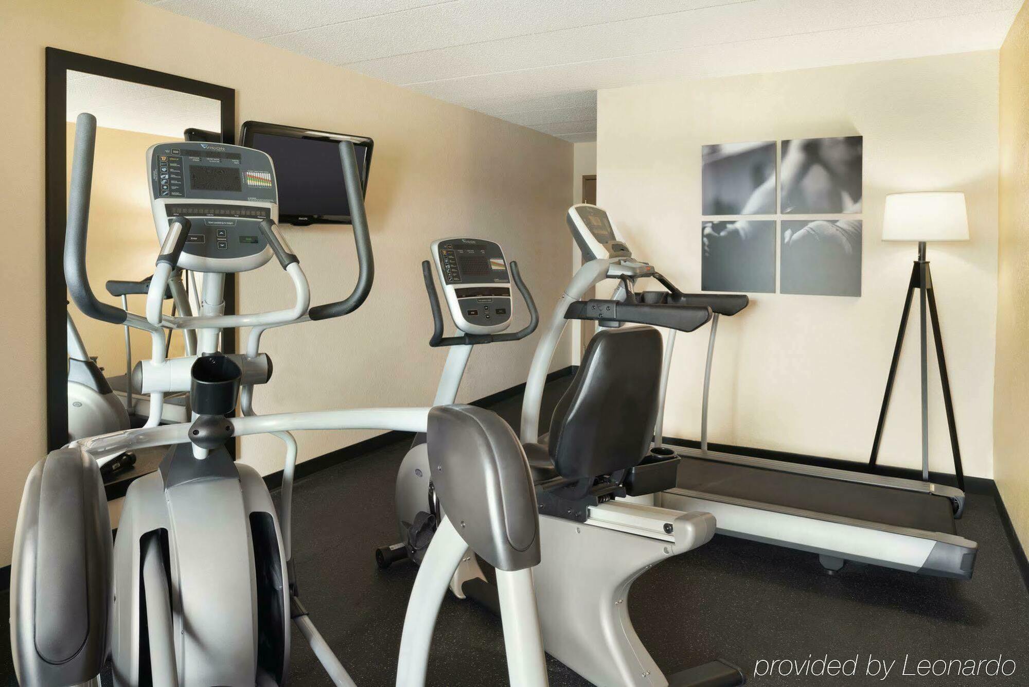 Quality Inn & Suites Alexandria Bagian luar foto